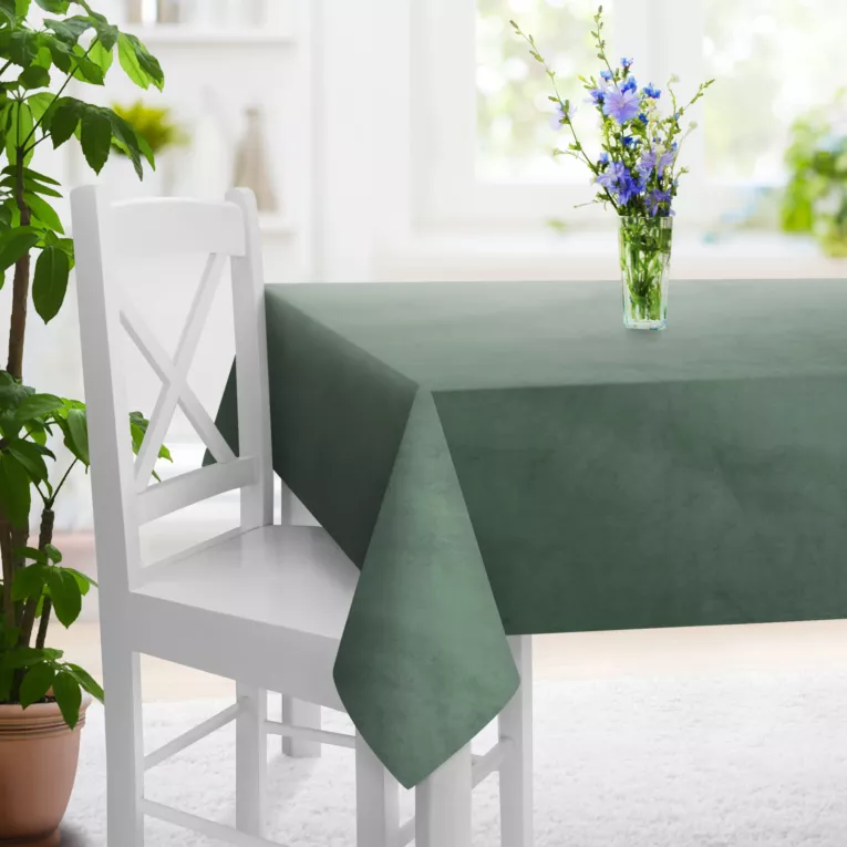 Obrus szyty jasnozielony z grubej, matowej tkaniny welwetowej o gramaturze 380g/m2