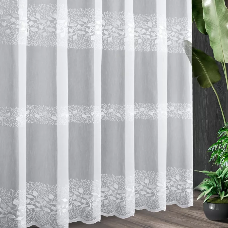 Tkanina firanowa aden z trzema pasami roślinnego haftu