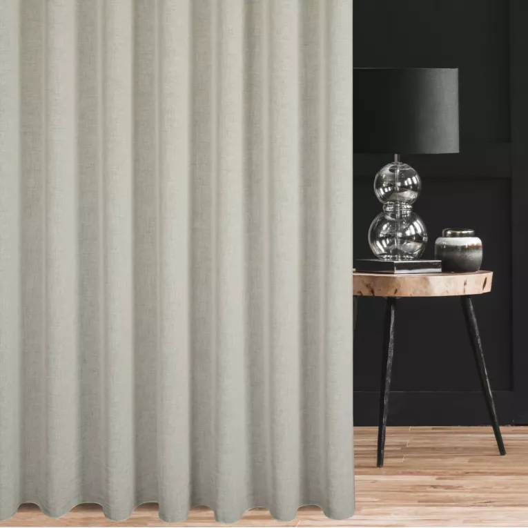 Firana szyta na taśmie 5 cm perłowa z lekko połyskującej, luźnotkanej etaminy z efektem kreszowania, wykończona obciążnikiem