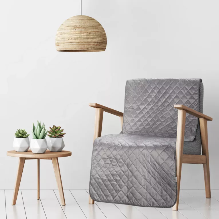 DESIGN 91 Narzuta na fotel LUIZ  5 welwetowa pikowana metodą hot press w geometryczny wzór