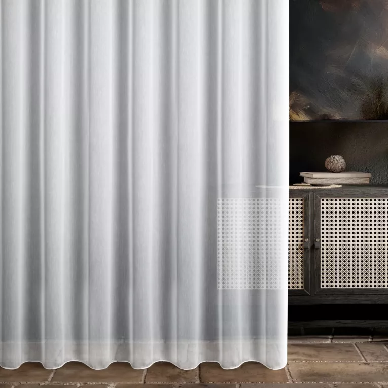 Firana szyta na flexach biała z tkaniny o drobnym, wyraźnym splocie, wykończona obciążnikiem