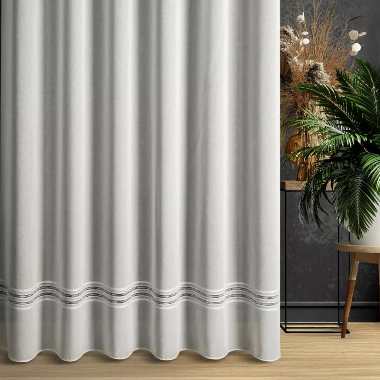 Firana szyta na taśmie 5 cm naturalna z matowej etaminy ozdobionej ażurowym pasem, wykończona obciążnikiem