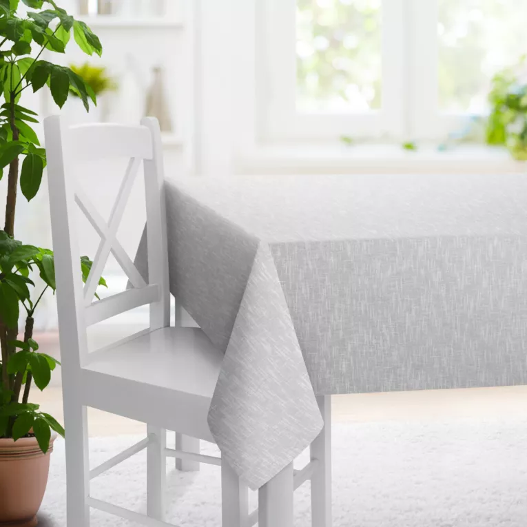 Obrus szyty biały z matowej luźnotkanej tkaniny z efektem melanżu, wykończona obciążnikiem