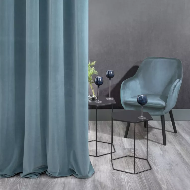 Zasłona jasnoniebieska z matowego welwetu 140x250 cm przelotka - ADELLE - Diva Line