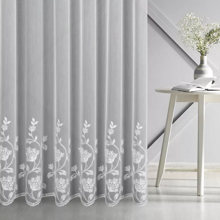 Firana szyta na taśmie 5 cm biała z matowej tkaniny ADEN ozdobionej roślinnym, kordonkowym haftem
