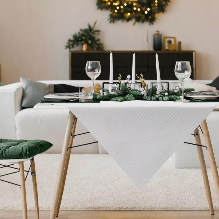 Bieżnik na stół popielaty 85x85 cm z żakardowej tkaniny FLASH świąteczny w krateczkę przetykany srebrną nicią