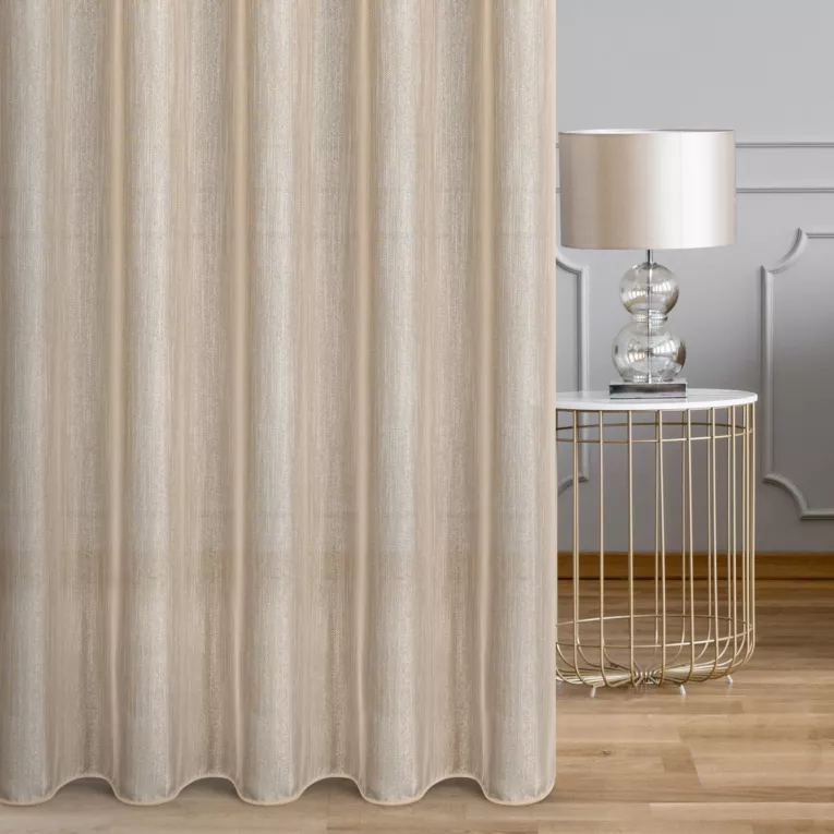 Firana szyta na taśmie 5 cm jasnobeżowa z delikatnej tkaniny o luźnym splocie, wykończona obciążnikiem