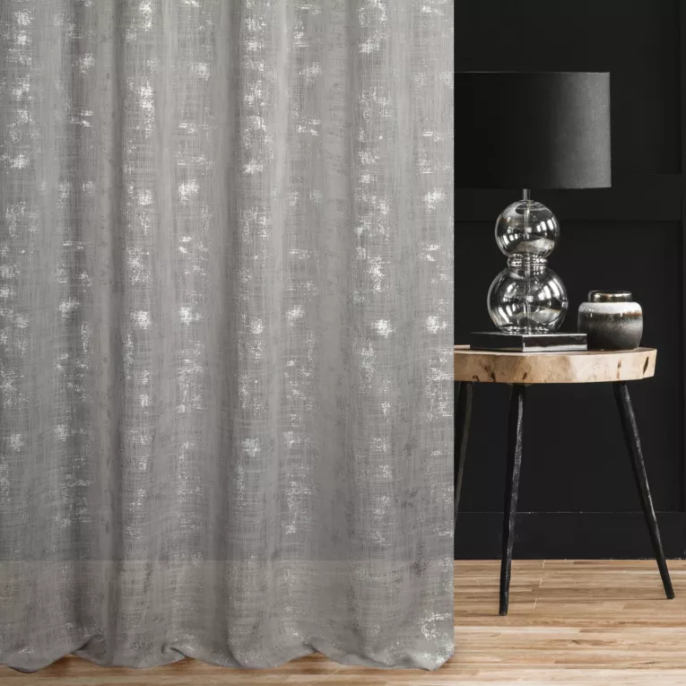 Zasłona szyta na taśmie 8 cm srebrno srebrzysta z tkaniny w stylu eko z błyszczącym nadrukiem