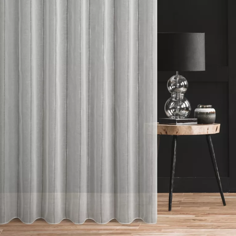 Firana szyta na przelotkach naturalno kremowa z matowej etaminy w pionowe pasy, wykończona obciążnikiem w stylu eko