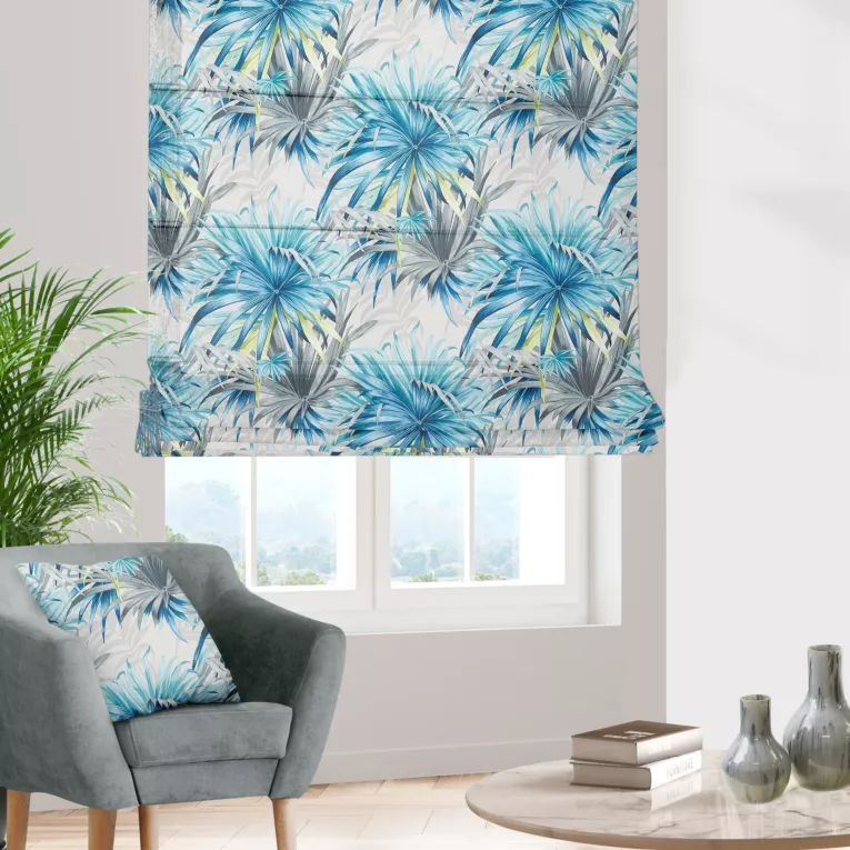 Roleta rzymska KIMBERLY biało niebieska z miękkiej tkaniny typu blackout drukowanej w egzotyczne liście
