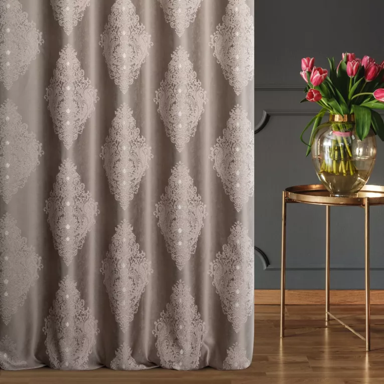 Zasłona szyta na tunelu beżowa z tkaniny w klasyczny wzór ornamentowy z drobnym błyszczącym akcentem