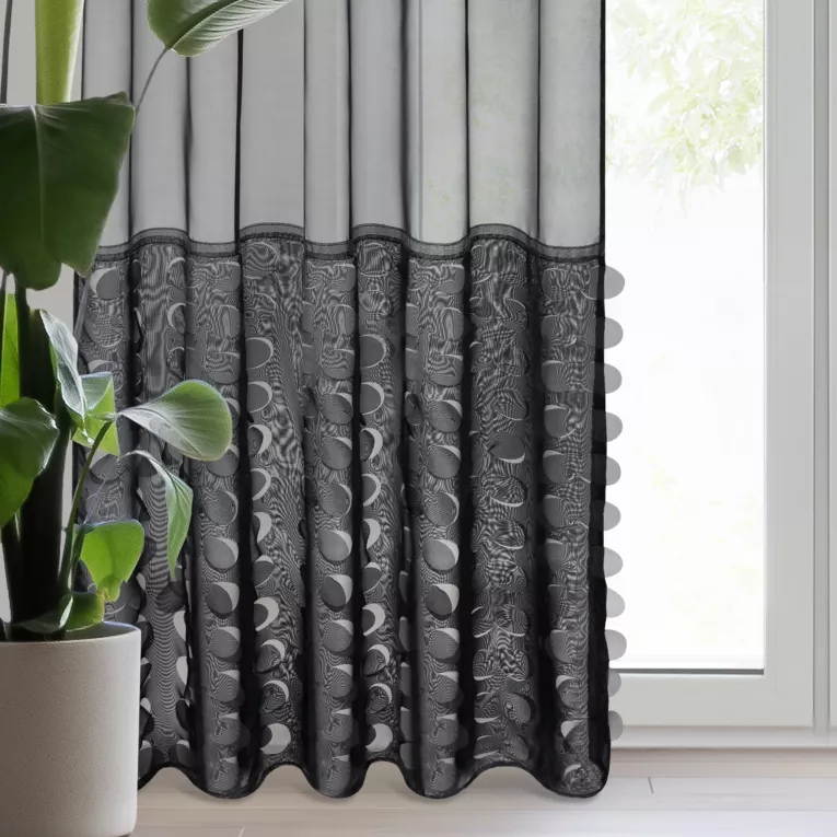 Firana czarna z delikatnego woalu zdobiona wycinanym laserowo wzorem 140x270 cm taśma DEBORA