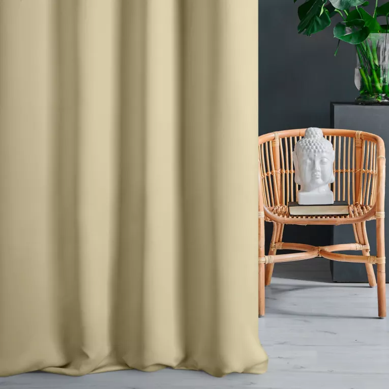 Zasłona szyta na flexach ciemnokremowa z gładkiej zaciemniającej tkaniny typu dimout