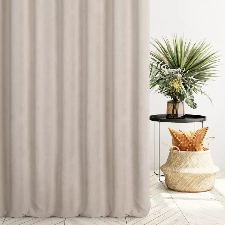 Zasłona szyta na taśmie 5 cm beżowa z miękkiej matowej tkaniny szenilowej o naturalnym splocie