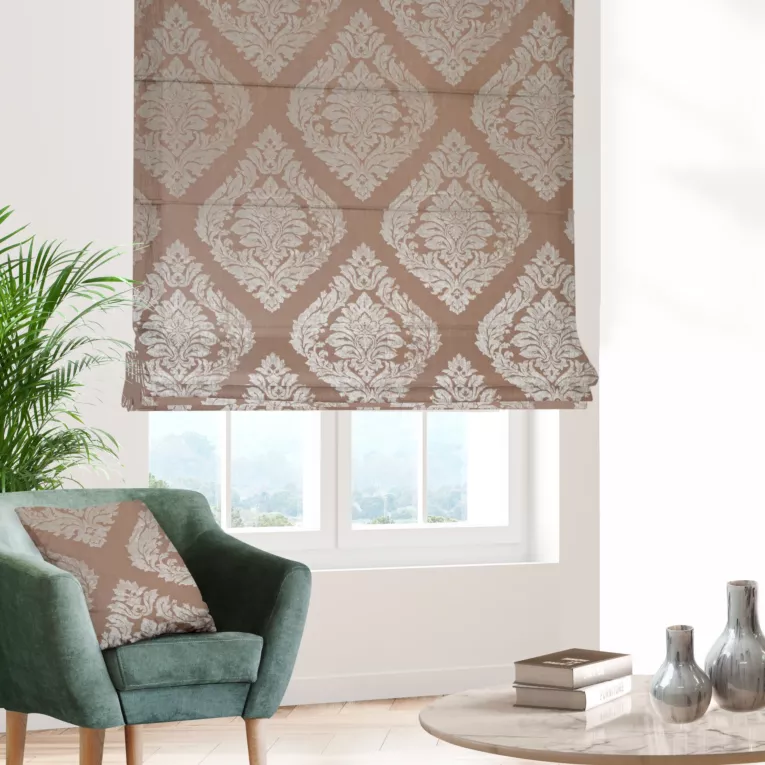 Roleta rzymska pudrowo różowa miękka z dodatkiem bawełny z wzorem ornamentowym