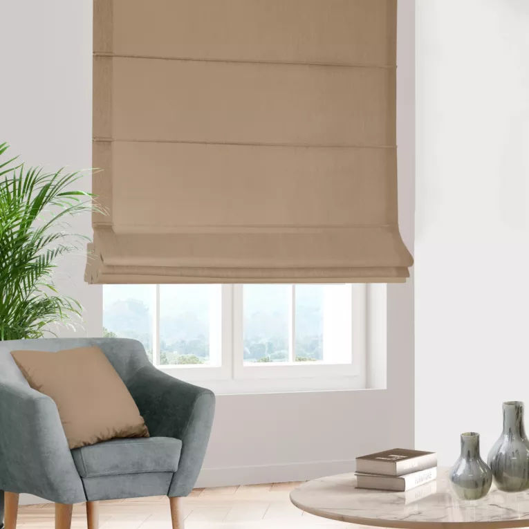 Roleta rzymska ciemnobeżowa z miękkiej tkaniny welwetowej