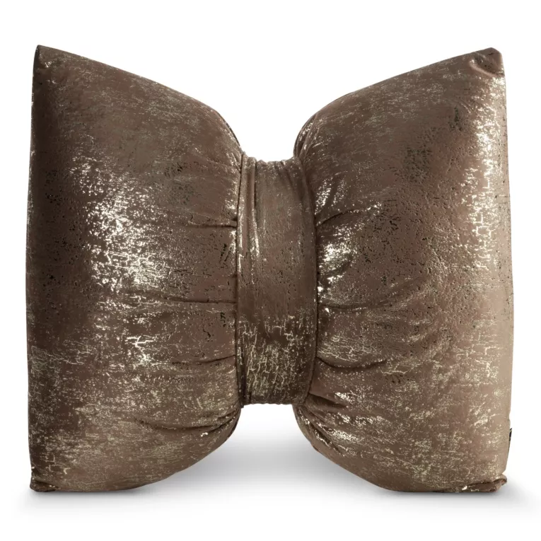 Poduszka 45x55 cm welwetowa kolor brązowy w kształcie kokardy z przecieranym lśniącym wzorem KODARDA 1