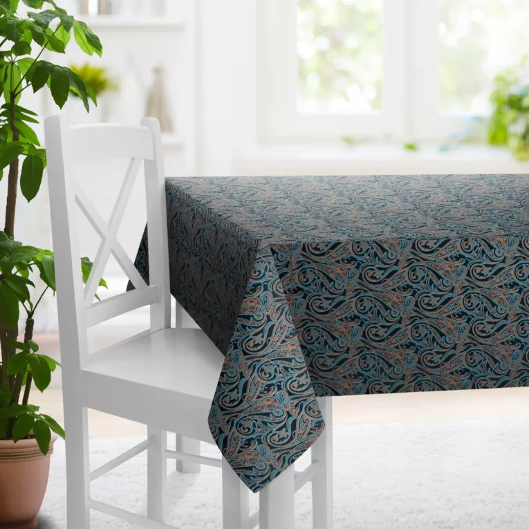 Obrus szyty turkusowo miedziany z miękkiej w dotyku tkaniny, z fantazyjnym wzorem ornamentowym