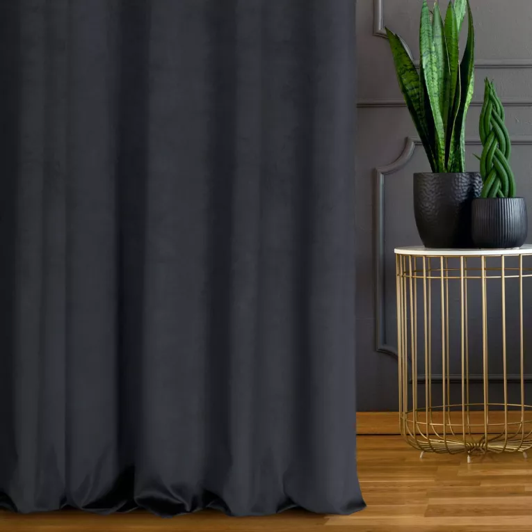 Zasłona szyta na taśmie 5 cm ciemnografitowa z grubej, matowej tkaniny welwetowej o gramaturze 380g/m2