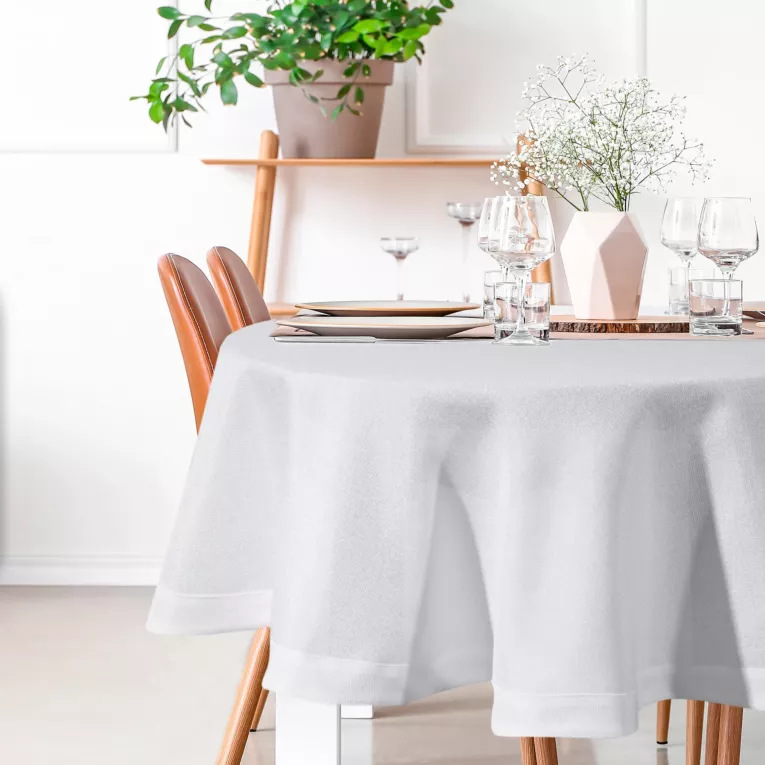Obrus okrągły biały średnica 120 cm o płóciennym splocie BIANCA 1 z dodatkiem błyszczącej nici wykończony podwójną listwą na brzegach