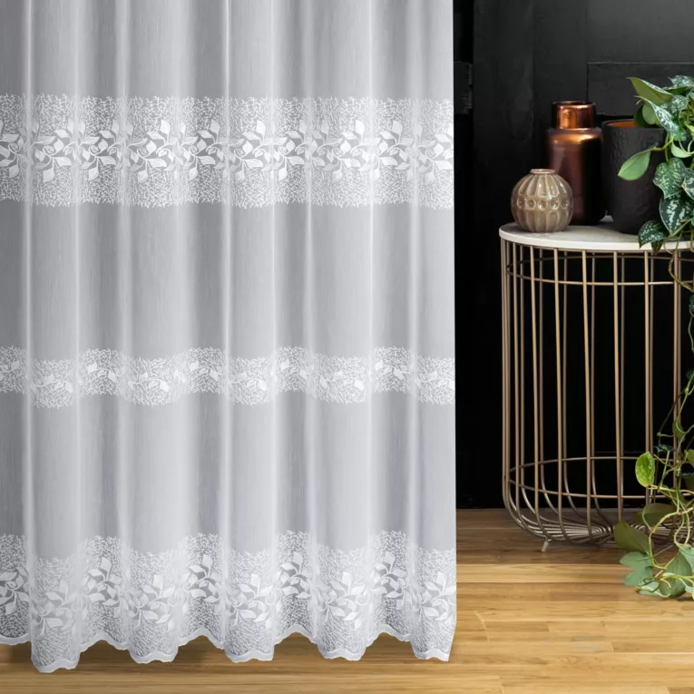 Firana szyta na taśmie 5 cm biała z matowej tkaniny ADEN z efektem deszczyku, zdobiona haftem roślinnym tworzącym trzy poziome pasy