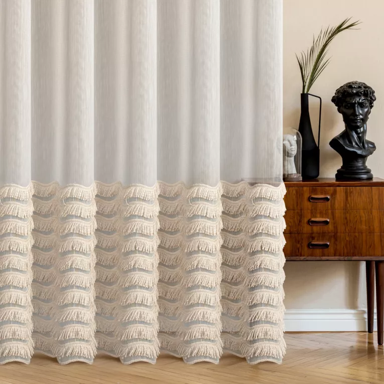 Firana szyta na taśmie 5 cm naturalna z tkaniny z efektem deszczyku, zdobionej fantazyjnym haftem w kształcie poziomych fal