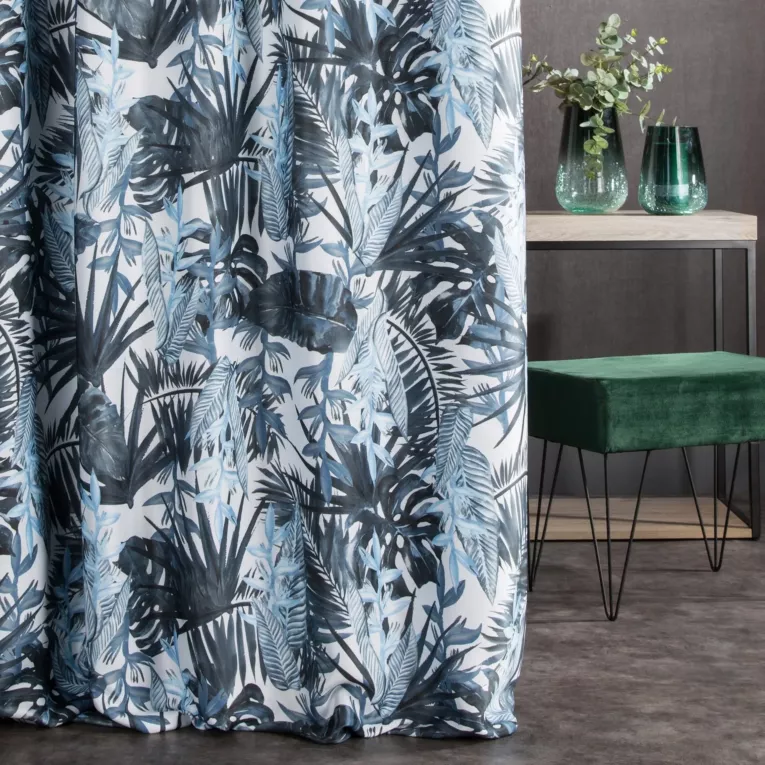 Zasłona szyta na taśmie 5 cm MARINA biało granatowa z miękkiej tkaniny typu blackout drukowanej w egzotyczne liście