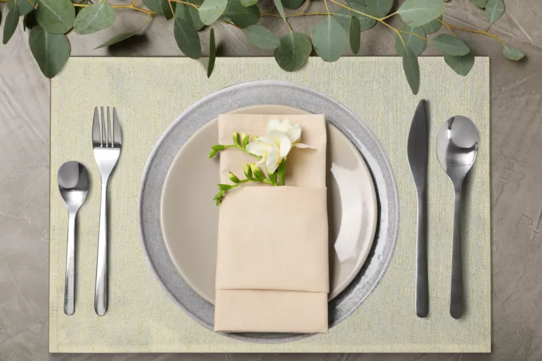 Komplet serwetek 4 szt 30x40 cm DAGA przetykanych złotą nicią tworzącą wzór pasów