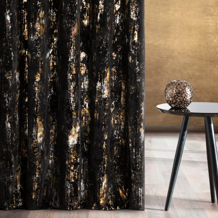 Zasłona szyta na taśmie 5 cm czarno złota z tkaniny welwetowej z metalicznym nadrukiem