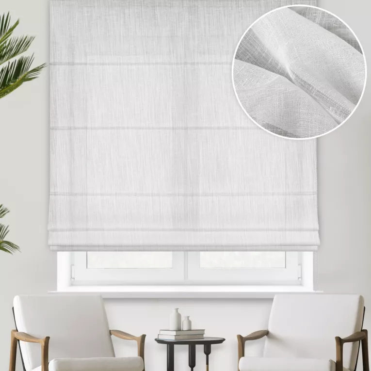 Roleta rzymska biała z gładkiej, miękkiej etaminy z delikatnie zarysowanym wzorem w prążki, wykończona obciążnikiem