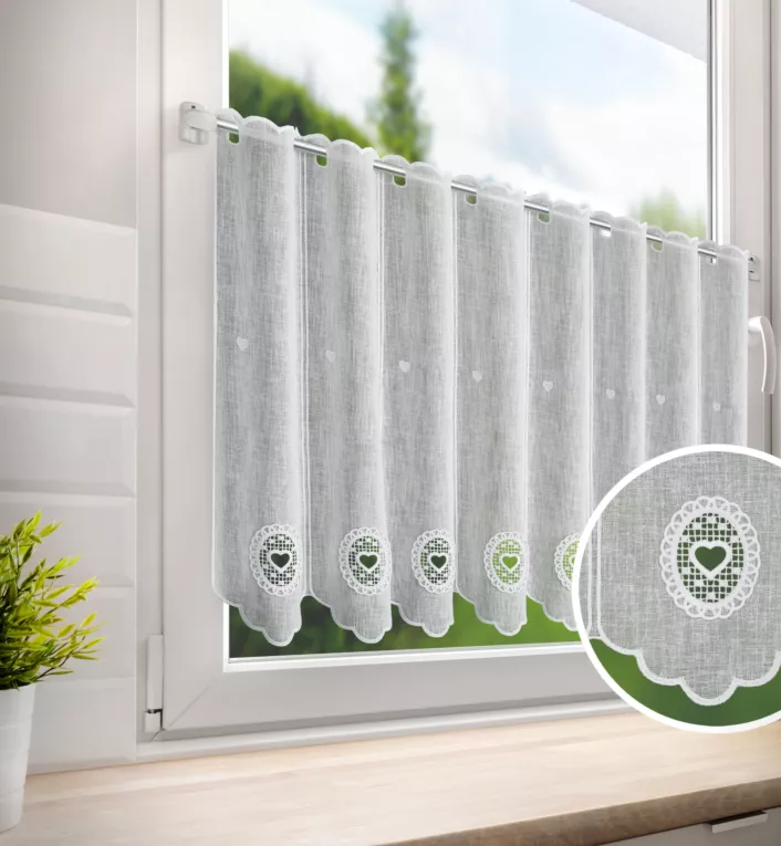 Tkanina firanowa zazdrostka z etaminy zdobiona ażurowym haftem