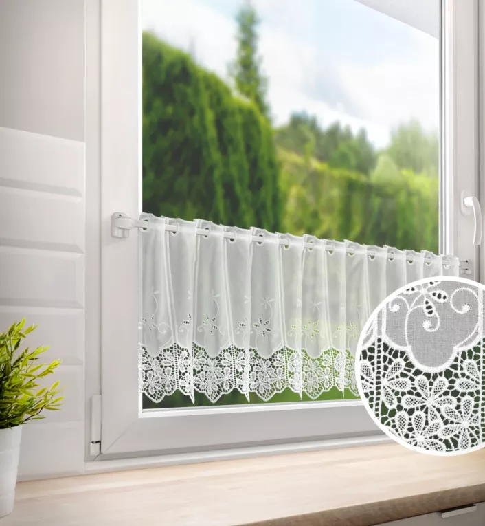 Tkanina firanowa zazdrostka zdobiona ażurowym haftem z motywem kwiatów