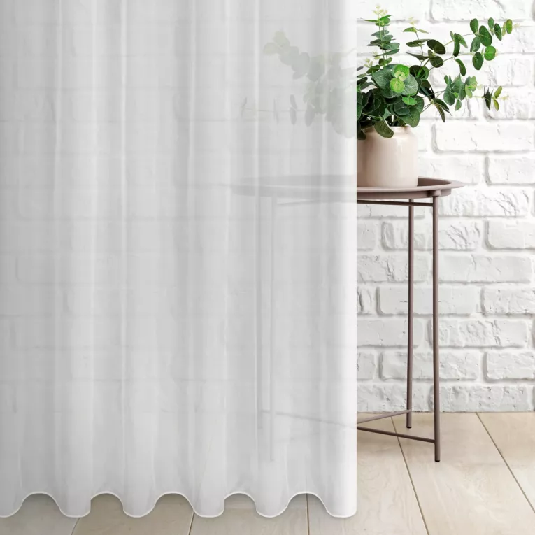 Firana szyta na taśmie 5 cm biała z miękkiej i połyskliwej tkaniny, wykończona obciążnikiem