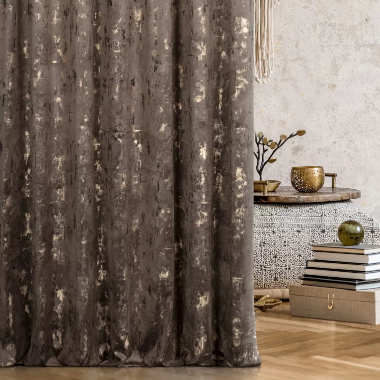 Zasłona szyta na flexach brązowo złocista z tkaniny welwetowej zdobionej połyskującym drukiem