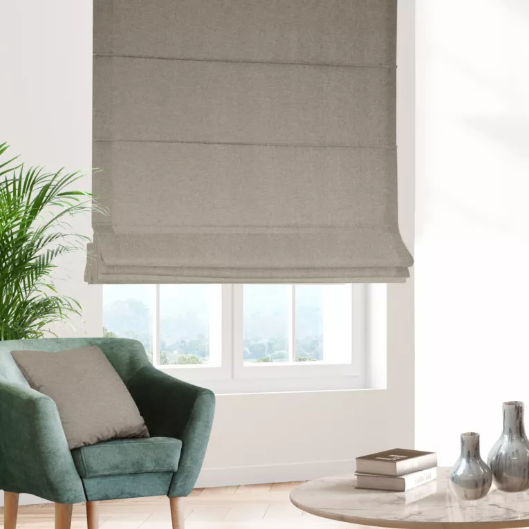 Roleta rzymska jasnobrązowa z tkaniny typu dimout o średnim stopniu zaciemnienia