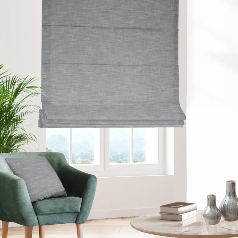Roleta rzymska jasnoszara ze strukturalnej tkaniny typu blackout