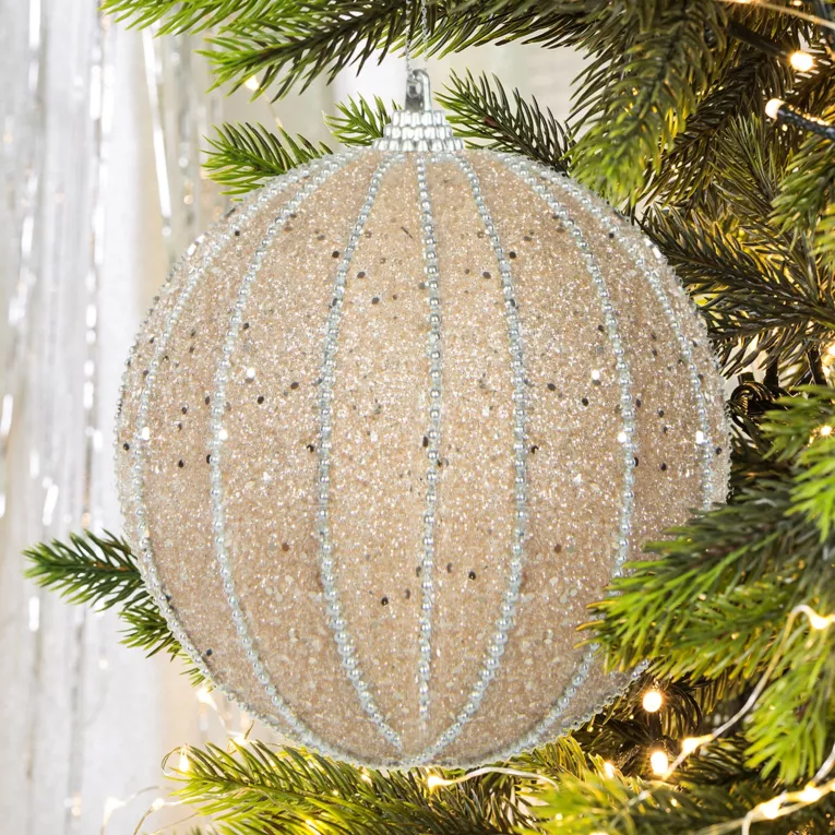 Bombka choinkowa zdobiona brokatem i aplikacją z drobnych łańcuszków