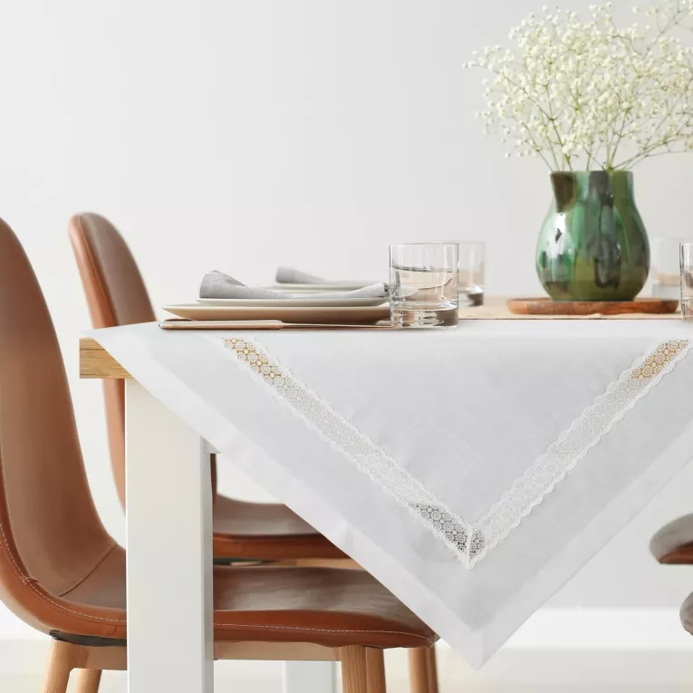 Obrus na stół 85x85 cm biały zdobiony ażurowa koronką - VANESA - kolekcja AMAROSA