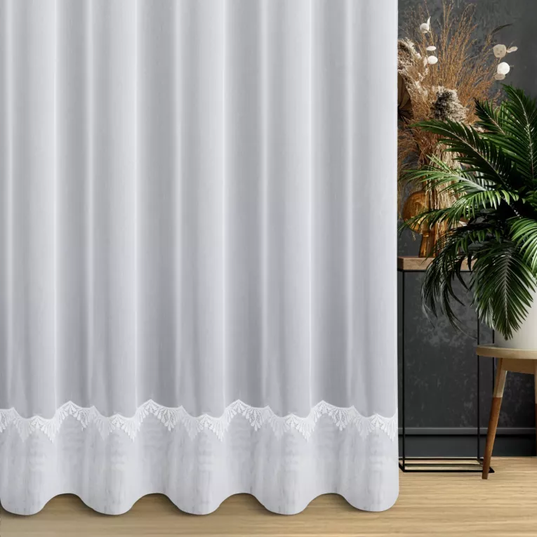 Firana szyta na taśmie 5 cm biała z matowej tkaniny typu ADEN z ozdobnym podwinięciem i gipiurką