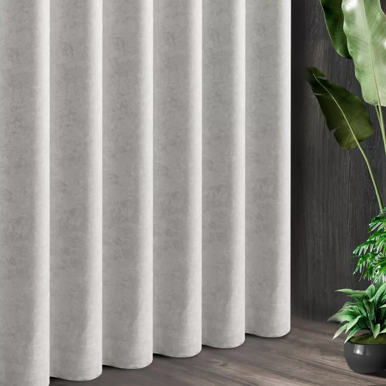 Tkanina zasłonowa szenilowa z strukturalnym splotem i efektem przecierki z kolekcji Pierre Cardin