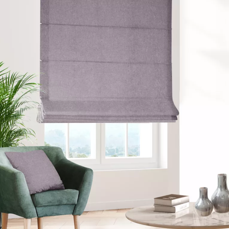 Roleta rzymska liliowa miękka, szenilowa tkanina o wyraźnym splocie i delikatnym połysku