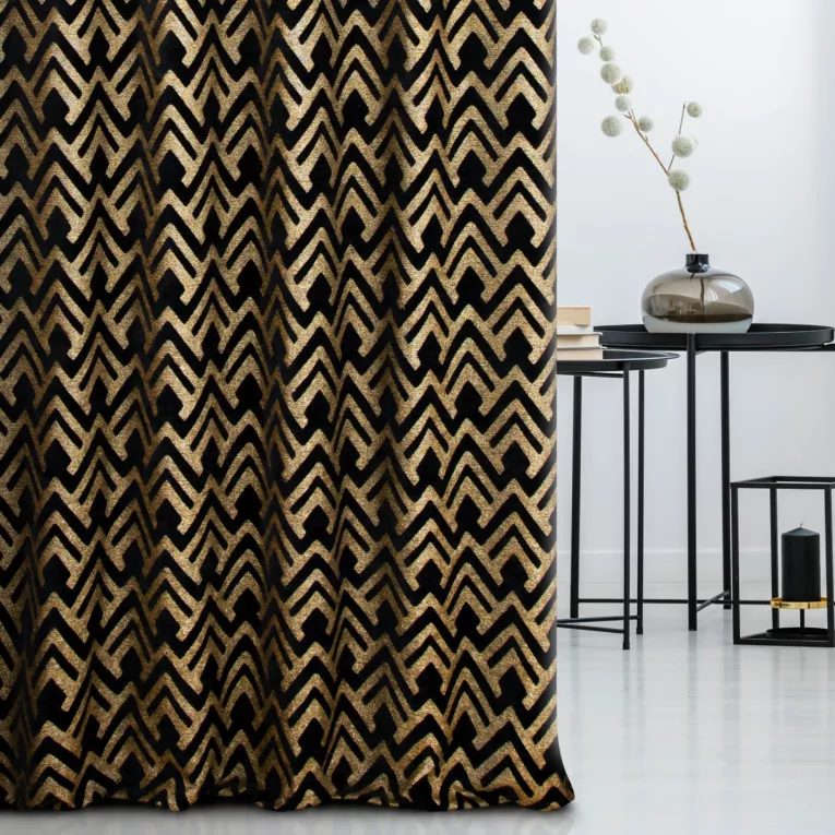 Zasłona szyta na taśmie 5 cm czarno złota z szenilowej tkaniny w geometryczny wzór przetykany błyszczącą nicią