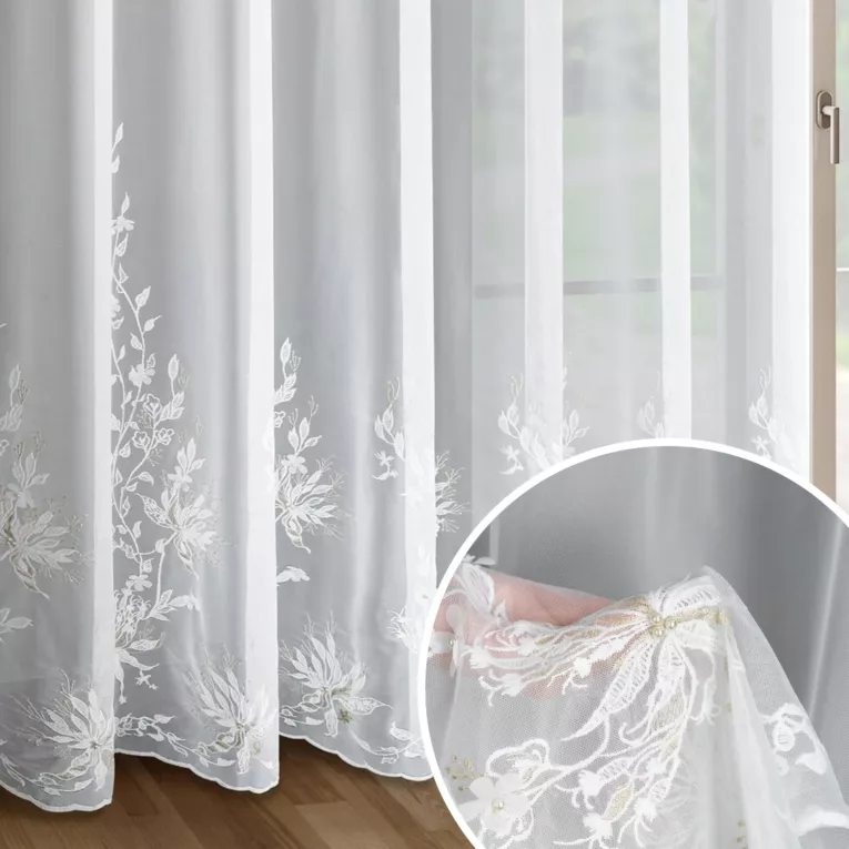 Firana biała z gładkiej tkaniny zdobiona pasem haftowanych kwiatów i perełek 350x250 cm przelotka JULIA EVA MINGE