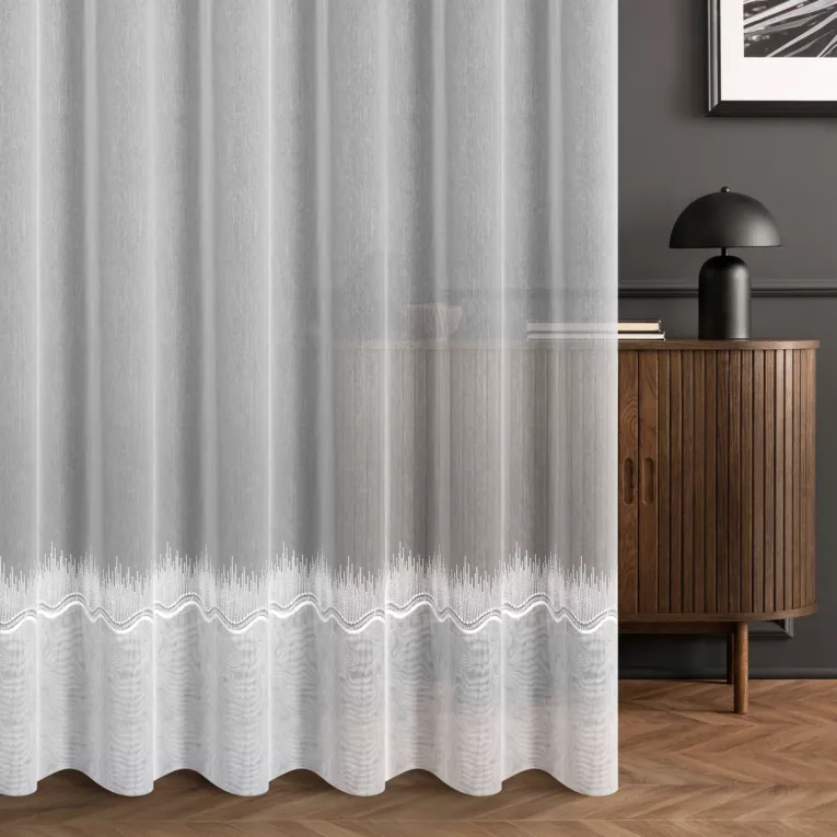 Firana szyta na taśmie 5 cm biała z gładkiej tkaniny typu aden z ozdobnym podwinięciem i haftem