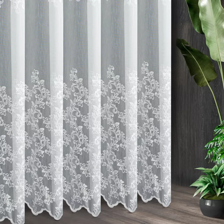 Tkanina firanowa zdobiona pasem haftu z motywem roślinnych ornamentów