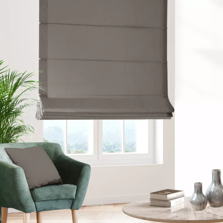 Roleta rzymska jasnobrązowa z gładkiej tkaniny typu dimout