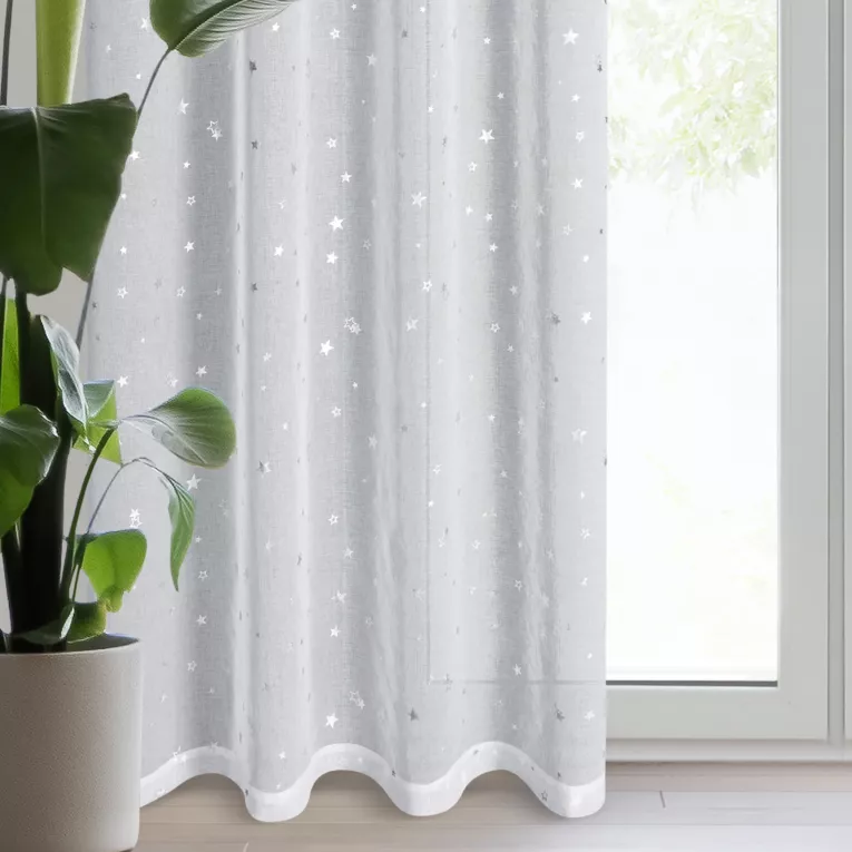 Firana biało, srebrna z etaminy zdobiona lśniącymi gwiazdkami 140x250 cm przelotka STAR