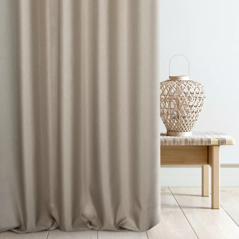 Zasłona szyta na tunelu jasnobeżowa z tkaniny z dodatkiem połyskującej nici, z widocznym ozdobnym splotem