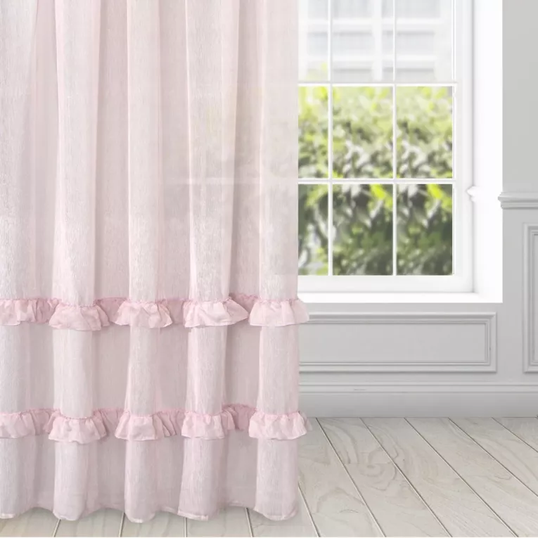 Firana o strukturze deszczyku dekorowana falbanami