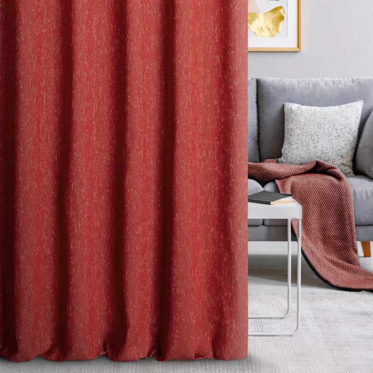 Zasłona szyta na taśmie 5 cm czerwono złota z tkaniny przetykanej błyszczącą nicią